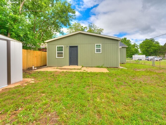 Building Photo - 4 bedroom 2 bath home in Shawnee!