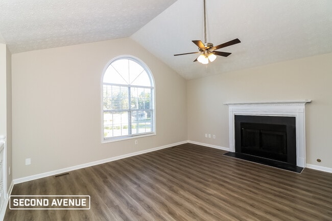 Building Photo - 400 N Hickory Ln