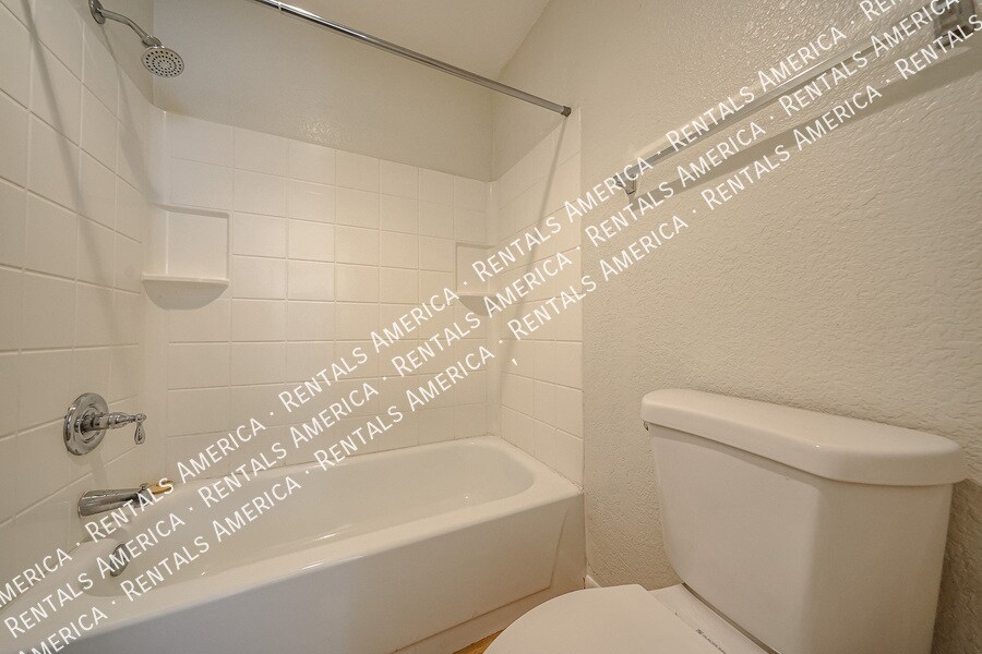 Building Photo - 2146 W Isabella Ave