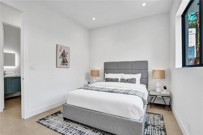 Building Photo - 1211 SE 1st St