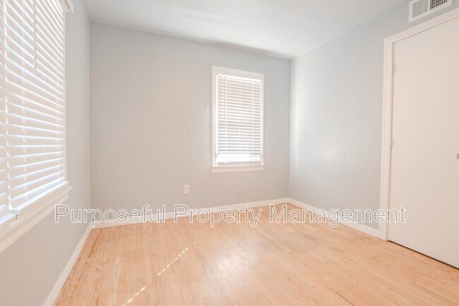 Building Photo - 4712 N Sterling Ave
