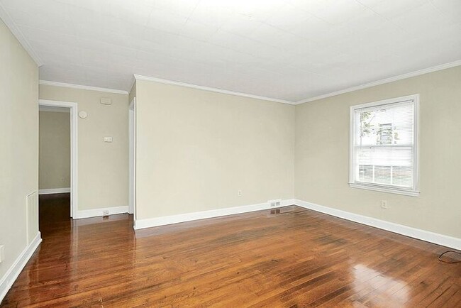 Building Photo - Charming 2BD/1BA Duplex