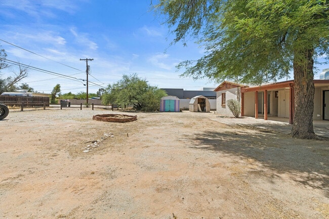 Building Photo - 1536 E Waverly St
