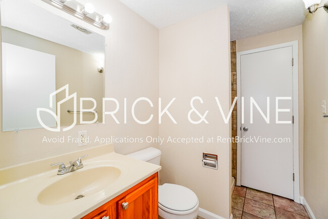 Building Photo - 7027 Lemert Ln