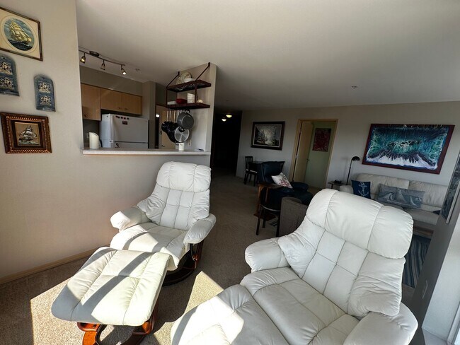 Building Photo - Fully Furnished Downtown Everett Condo wit...