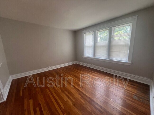 Building Photo - 1018 Commodore Dr