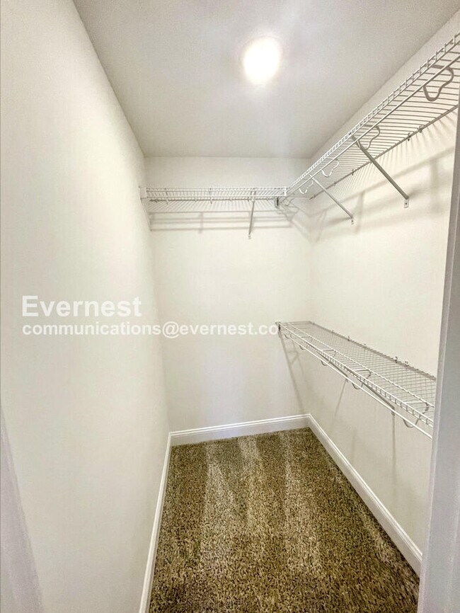 Building Photo - 3 Bed, 2.5 Bath Home with Garage / Pet-Fri...