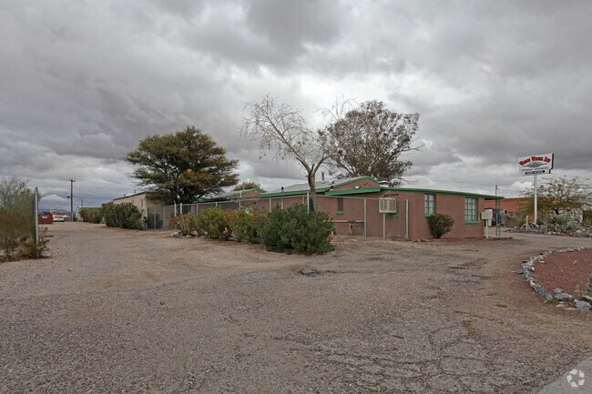 Building Photo - Wagon Wheel Inn Efficiency Apartments