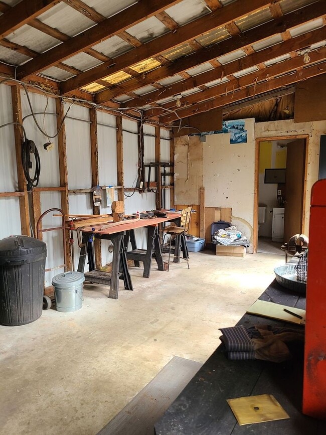 Building Photo - Lovely Home on 5 Acres Near the Water in R...