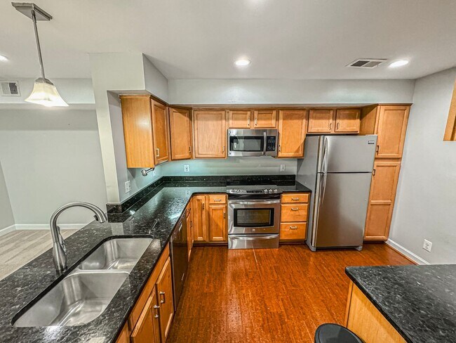 Building Photo - Fantastic 2 Bed 2.5 Bath Condo With A Spac...