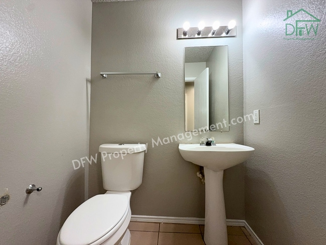 Building Photo - Spacious 4-Bedroom Home with Fireplace & Large Backyard in SW Fort Worth