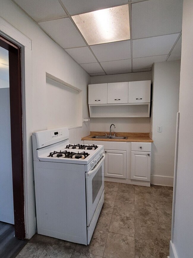 Building Photo - 2 Bedroom House - Available Now!