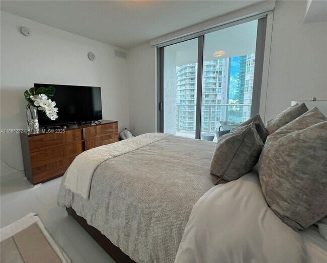 Building Photo - 300 Sunny Isles Blvd