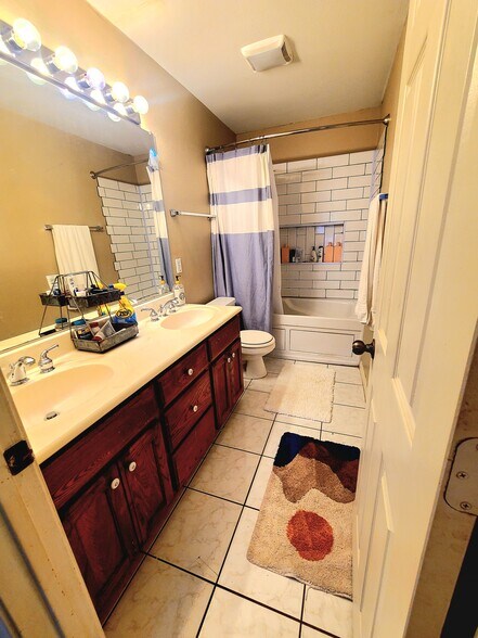 Master bathroom - 1607 North 15th A Street