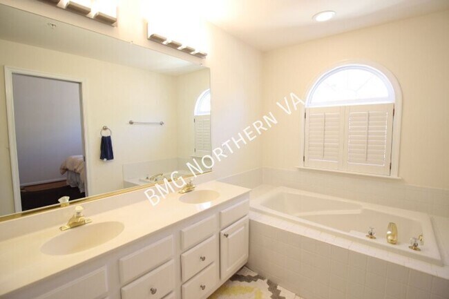 Building Photo - 2304 N Greenbrier Ct