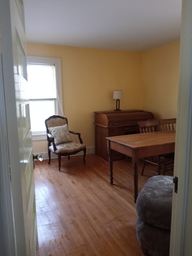 Building Photo - 630 E Holmes St