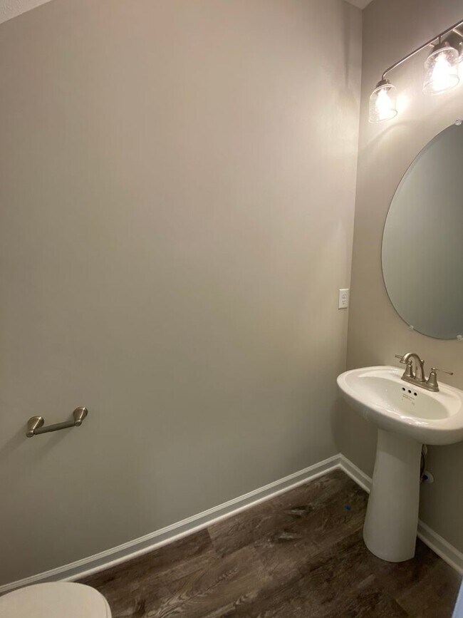 Building Photo - Like New Luxury Townhome! 3 BR, 2.5 BA, 1 Car Garage, Pool, Dog Park, and More!