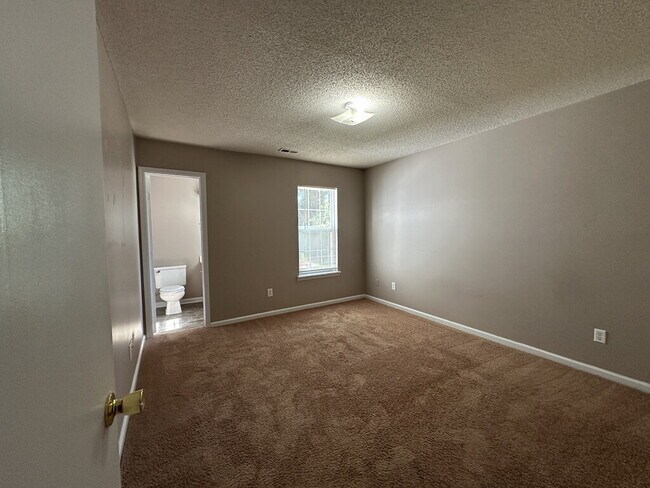 Building Photo - Nice Freshly Painted 2 Bedroom Home in Hun...