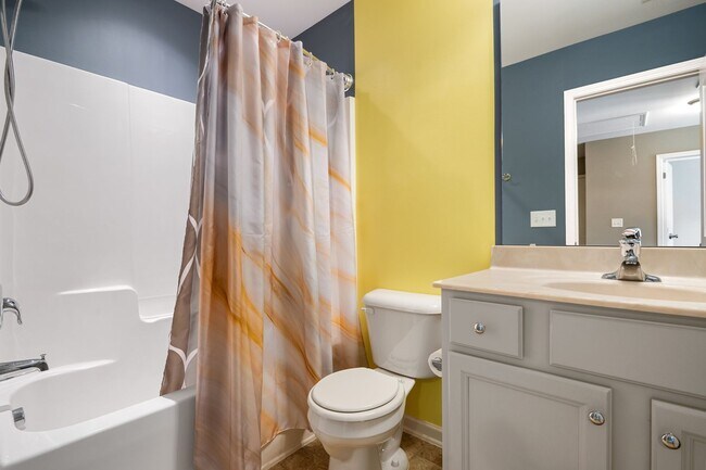 Building Photo - Available Now! Gorgeous, Well Upgraded 3 Bed / 2.5 Bath w/ First Floor Primary!