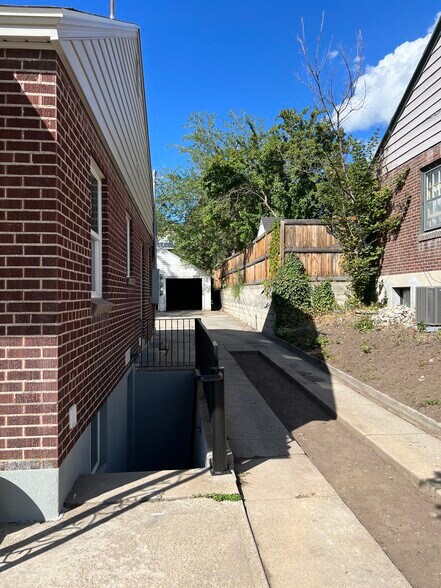 Building Photo - 1549 E Bryan Ave