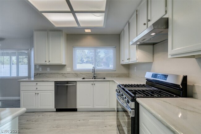 Building Photo - 2340 Belvedere Dr