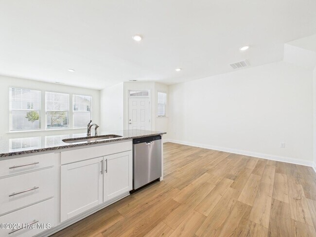 Building Photo - 458 Channel Drop Dr