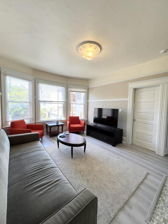 Building Photo - 549 6th Ave