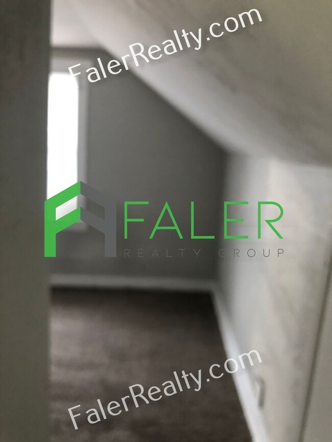 Building Photo - Huge Yard and Charming Home!