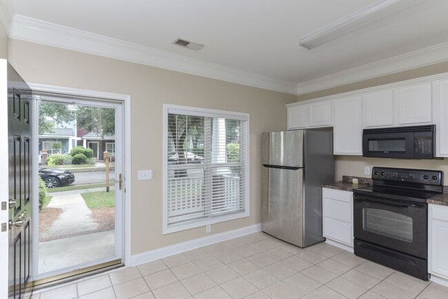 Building Photo - 2 Bedroom, 2.5 Bath in Hampton Forest- Mov...