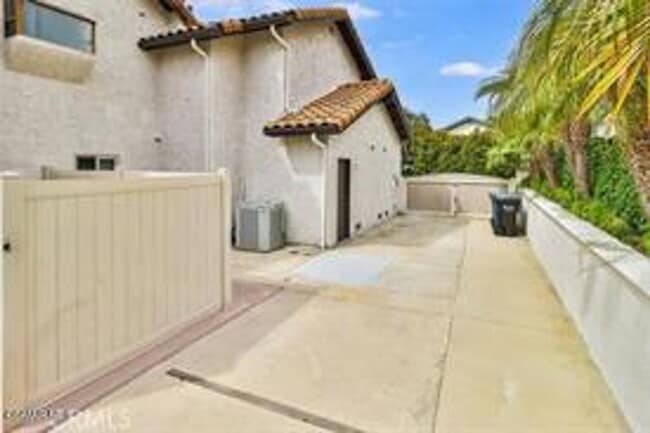 Building Photo - Tucked away on a quiet cul-de-sac in desirable Newbury Park 5+3 home