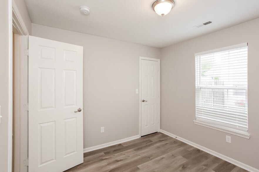 Building Photo - 126 Thistle Wood Dr