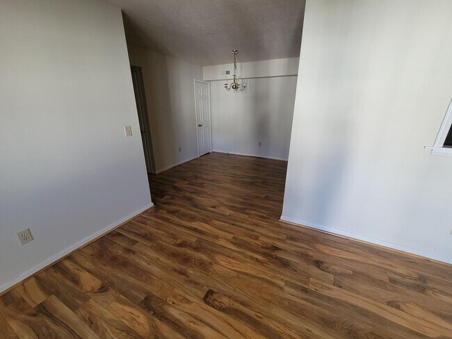 Building Photo - READY TO MOVE IN !!  2 Beds/2Baths!