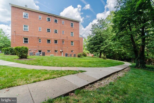 Building Photo - 3043 Patrick Henry Dr
