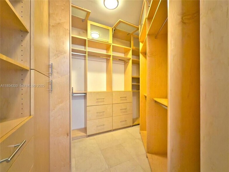 Building Photo - 848 Brickell Key Dr