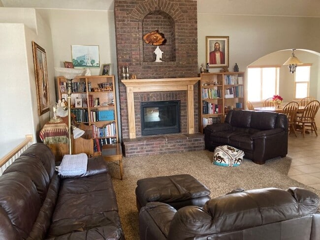 Building Photo - Charming Home