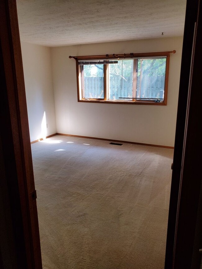 Building Photo - 2 Bedroom, 1 Bathroom Townhouse-Walking distance to MSU Campus