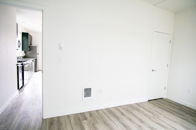 Building Photo - Rare 3 Bed, 2 Bath Townhouse Ready Late Se...