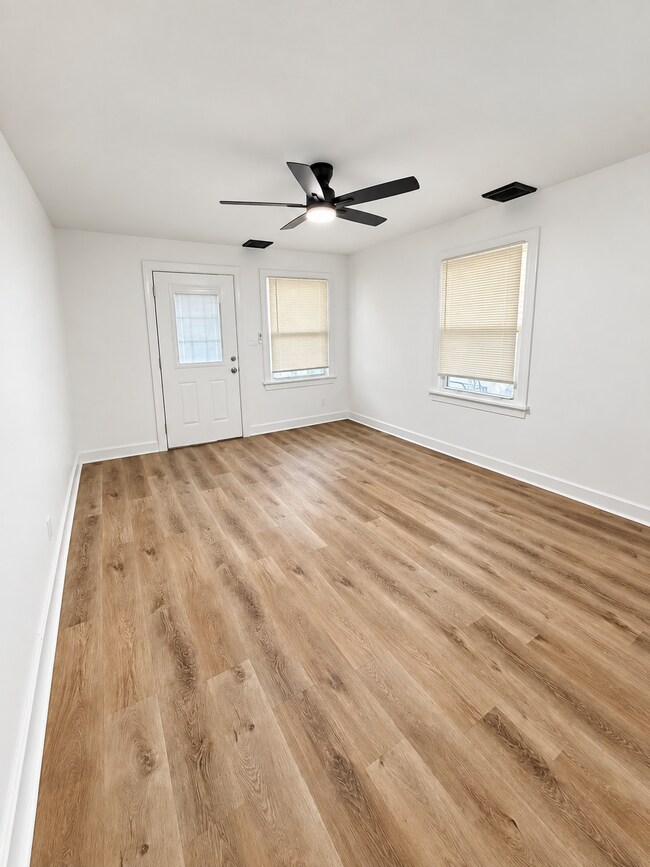 Building Photo - 902 Camden Ave