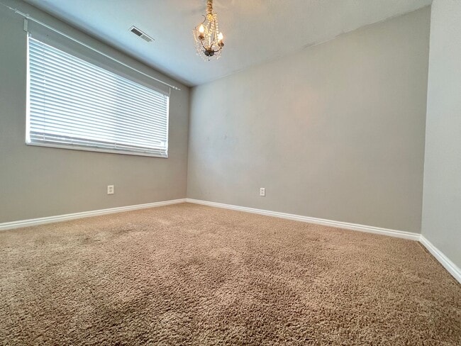 Building Photo - 4 Bedroom/2 Bathroom House In Provo