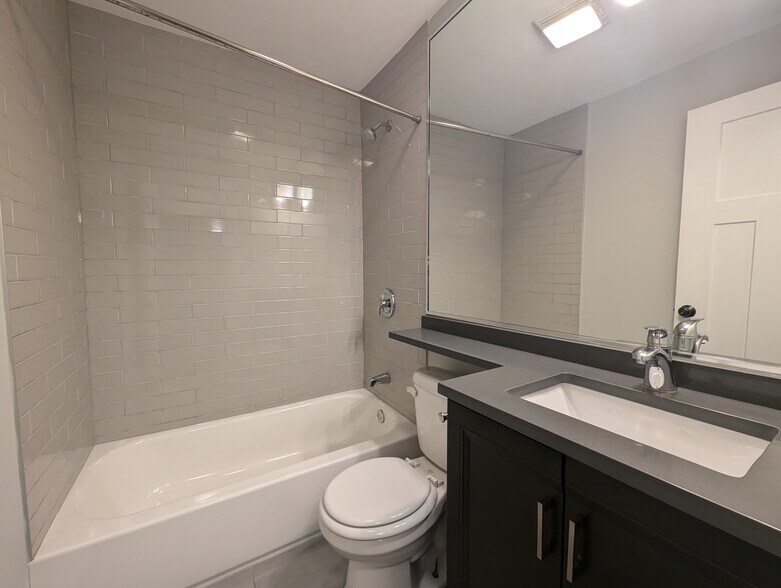 Building Photo - 542 W Surf St