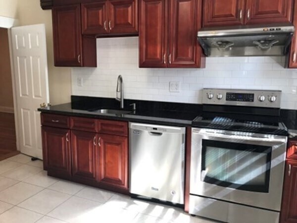 Building Photo - 139 Pine St