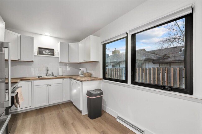 Building Photo - 1305 9th St W