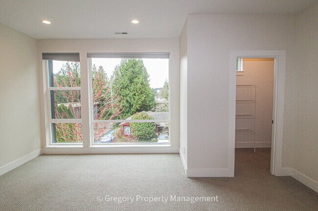 Building Photo - Newer Luxury 4 Bed 3 Bath 2 Car Garage Townhouse in Desirable Downtown Bothell Location. Walk to ...