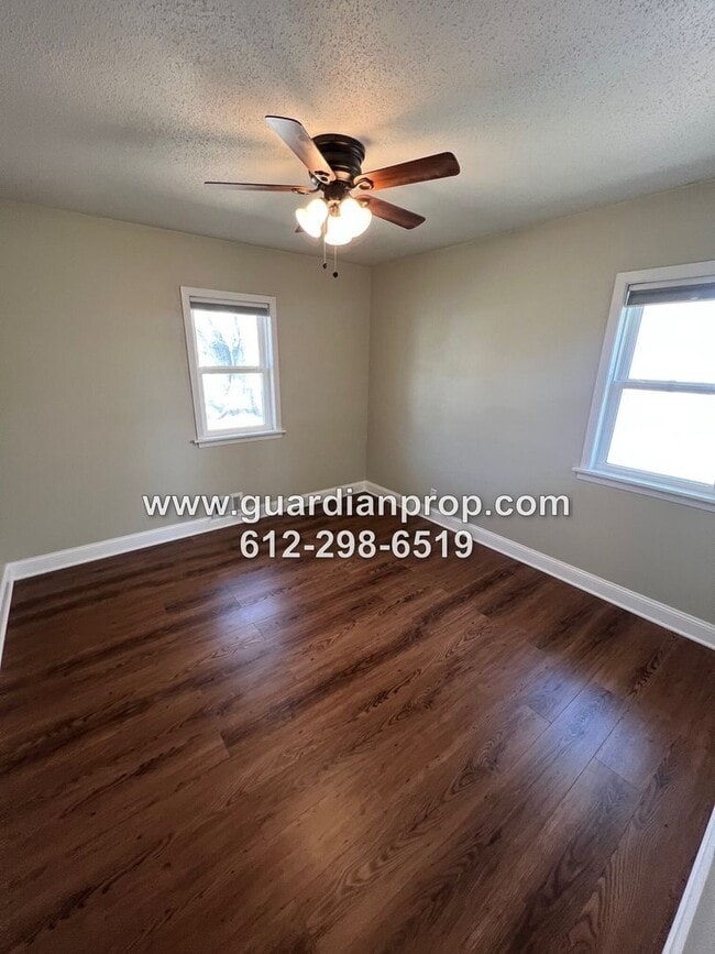 Building Photo - Shoreview House Available September 1st, U...