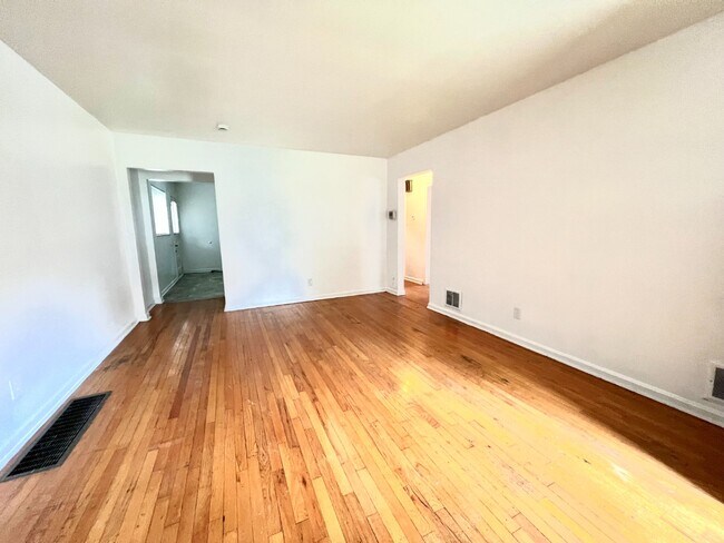 Building Photo - Bright, Updated 4-Bed Home in Cincinnati – Central HVAC, 1,308 Sq Ft, Utilities Included: Water
