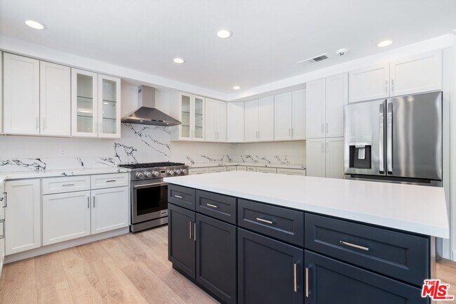 Building Photo - 6143 Lake Lindero Dr