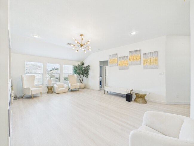 Building Photo - 24711 Miltonwood St