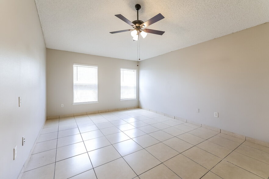 Building Photo - 742 Paris Dr