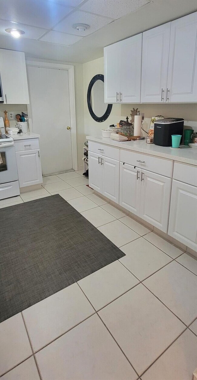 Building Photo - 1800 NE 39th Ct