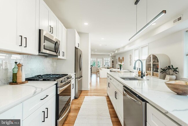 Building Photo - 2058 Poplar St